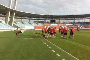 Salen los futbolistas.