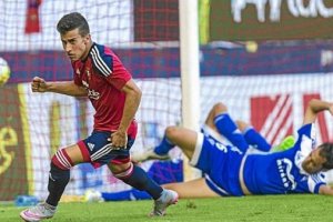 Alex Berenguer celebrando un gol.