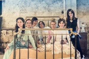 El elenco femenino de la película y su directora, a la derecha.