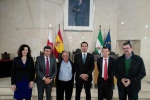 Moreno, con el alcalde y concejales de los partidos presentes en el Pleno de Almería.