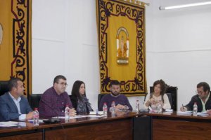 El pleno del viernes pasó de la unanimidad a la expulsión y abandono de los concejales socialistas.