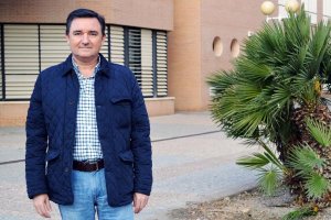 El investigador José Jesús Gázquez, en el campus de la UAL.