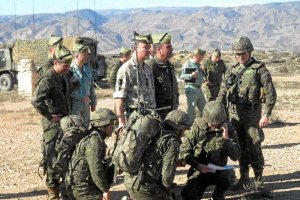 El general Mortimer (centro) y mandos de la Legión junto a observadores avanzados