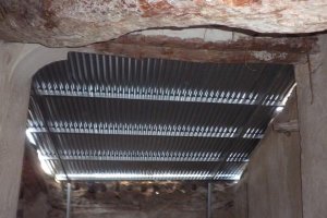 Techo provisional instalado en el interior del palacio.