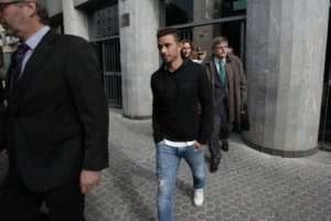 El jugador saliendo de los juzgados.