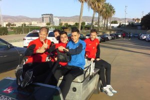 Un grupo de jugadores en el cochecito.