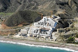 Hotel El Algarrobico en la playa de Carboneras.