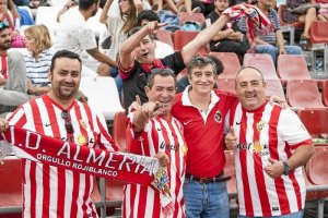 Los seguidores del Almería lo aguantan todo.