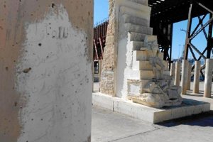 Pintadas en el monumento.