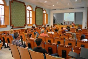 Acto de bienvenida a estudiantes en el centro de la UNED