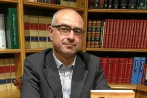 Alfredo J. Venteo, en su despacho, con su libro.