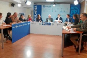 Dirigentes y parlamentarios del PP, ayer.