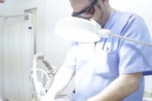 El director de la Clínica Salud y Láser, Francisco J. Maldonado, durante una sesión con uno de sus pacientes en su consulta del Paseo de Almería.