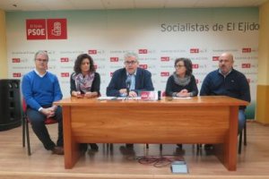Elorrieta y compañeros del PSOE de El Ejido.