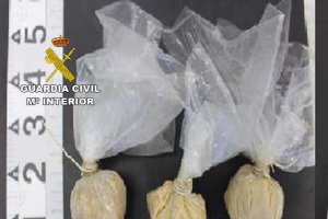 Bolas llenas de carne y veneno para elaborar cebos.