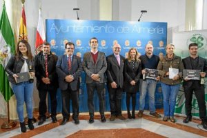 Aautoridades y presidente de ASHAL con los premiados.