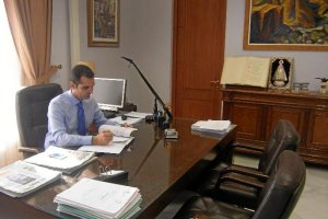 El alcalde, en su despacho.