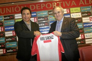 Alfonso García presentando a Hugo Sánchez.