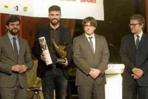 Piqué recibiendo un nuevo premio.