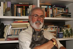 Isidro Manuel Navarro Flores, autor de la novela, junto a su gato Pitín.