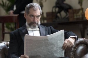 Timothy Dalton, como Sir Malcolm en la serie.