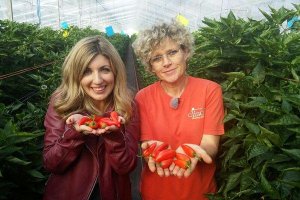 La periodista almeriense Mar Villalobos y Lola Gómez.