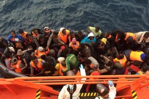 Imagen de archivo de una patera con inmigrantes subsanarianos llegados al puerto de Almería