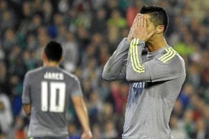 Cristiano se lamenta tras fallar una ocasión clara de gol.