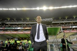 Zidane en el banquillo del Villamarín.