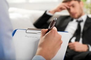 Una terapia de grupo e individual les vendrá muy bien.