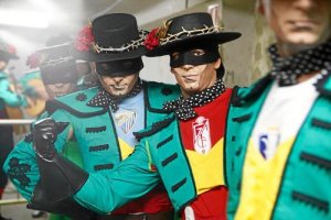 Comparsistas de F28, con su tipo (disfraz), cantando en Málaga.