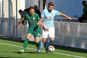 Segura protege la pelota.