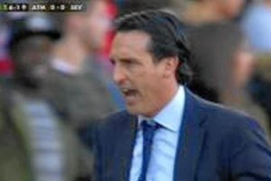 Emery no acabó el partido en su banquillo.