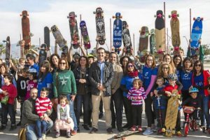 La asociación Dárata congregó en la jornada de ayer a un centenar de personas en la primera actividad dedicada al skateboarding en la que colaboró el