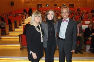 Francisca Fernández, delegada de Educación, situada entre Gloria Ramos, Colegio Rosa Relaño; y Juan Sánchez, Colegio Freinet.