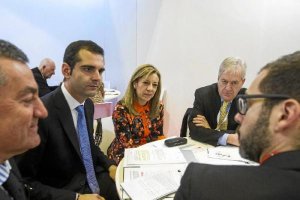 El alcalde durante la reunión con el touroperador inglés