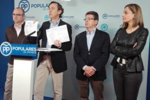 Hernando, en el centro, con documentos en la mano.