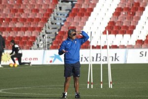 El míster del Almería quiere a un psicólogo.
