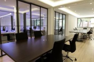 La oficina tiene capacidad para 20 puestos de trabajo.