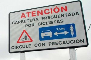 Señal que indica la distancia mínima para adelantar a ciclistas.