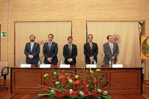 Ángel Fornieles, el decano, Lorenzo Mellado; Carmelo Rodríguez, rector de la UAL; José Antonio Lorente, conferenciante; y José Eduardo Sáinz-Cantero,
