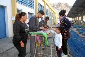Margarita Santiago e Irene Arjona, tras la confección, viendo la pintura tras coser ellas los pantalones.