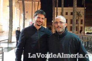Otro admirador se inmortaliza junto a Hartnett.