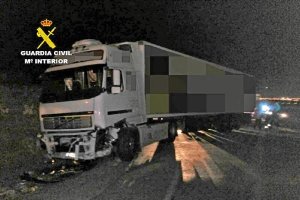 El camión articulado tras el accidente en la rotonda
