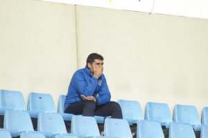 Gustavo Zapata en la grada viendo el partidillo.