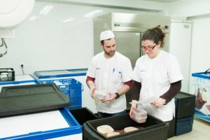 Voluntarios de la organización solidaria FAAM organizando los menús que llegarán a los más necesitados. 