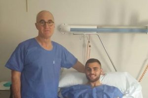 Pedro Luis Ripoll con el futbolista Carlos Pérez.