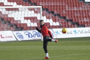Chuli controlando el balón en el entrenamiento.