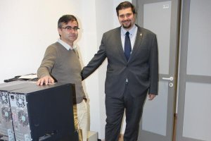 El edil Francisco Gutiérrez con alguno de los equipos que se cederán.