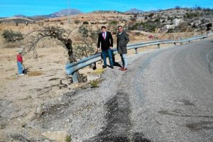 Los alcaldes de Serón y Albox junto a la carretera